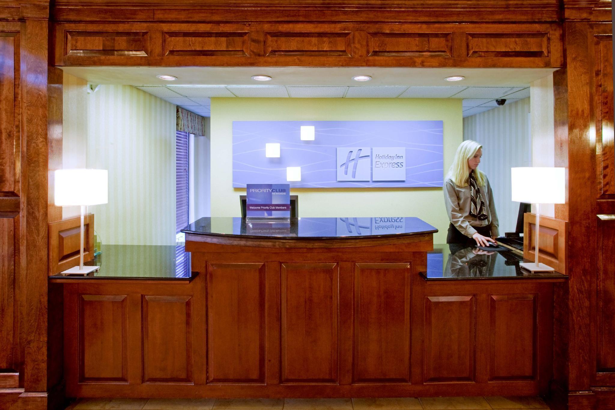 Holiday Inn Express Danville By Ihg Bagian luar foto