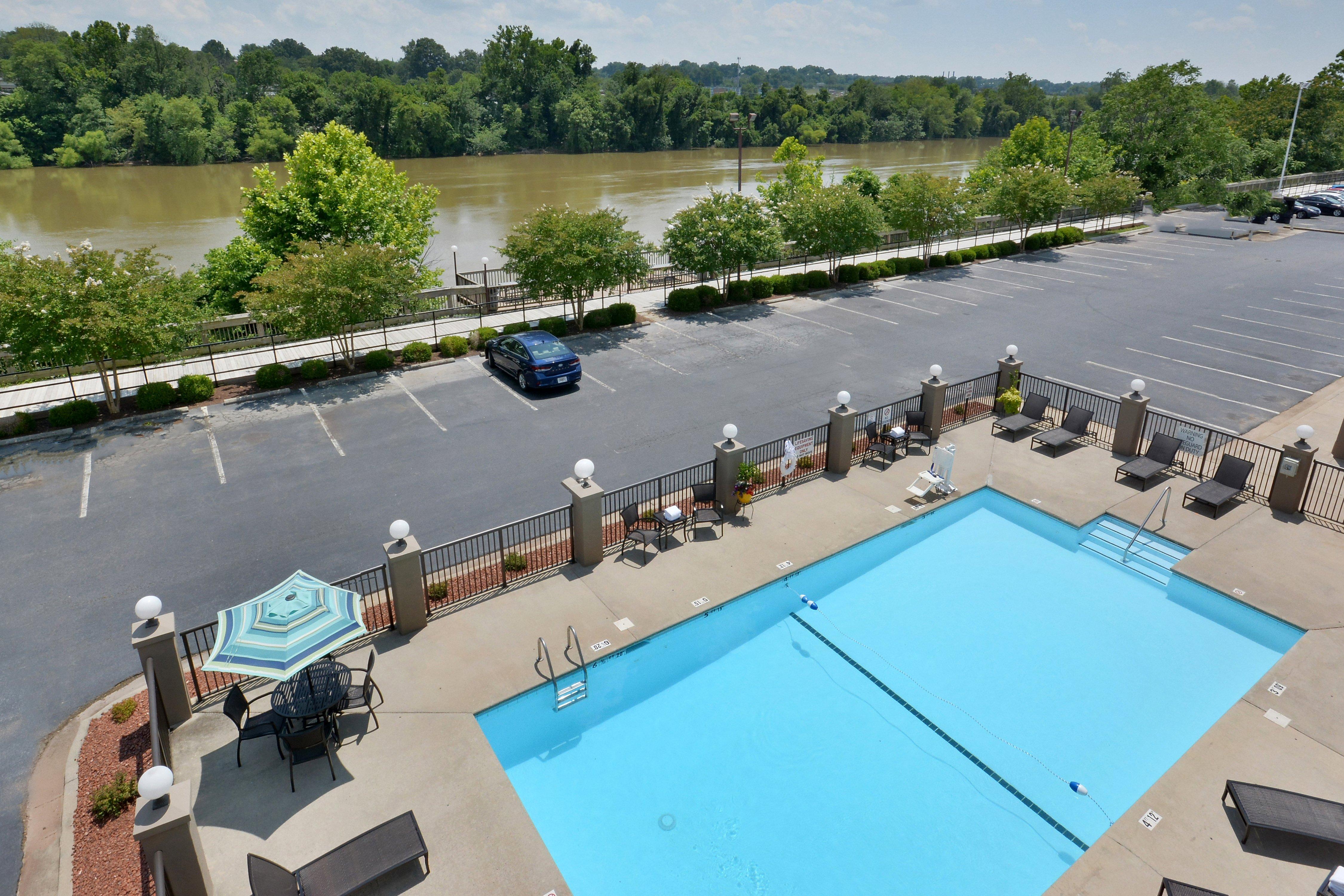 Holiday Inn Express Danville By Ihg Bagian luar foto