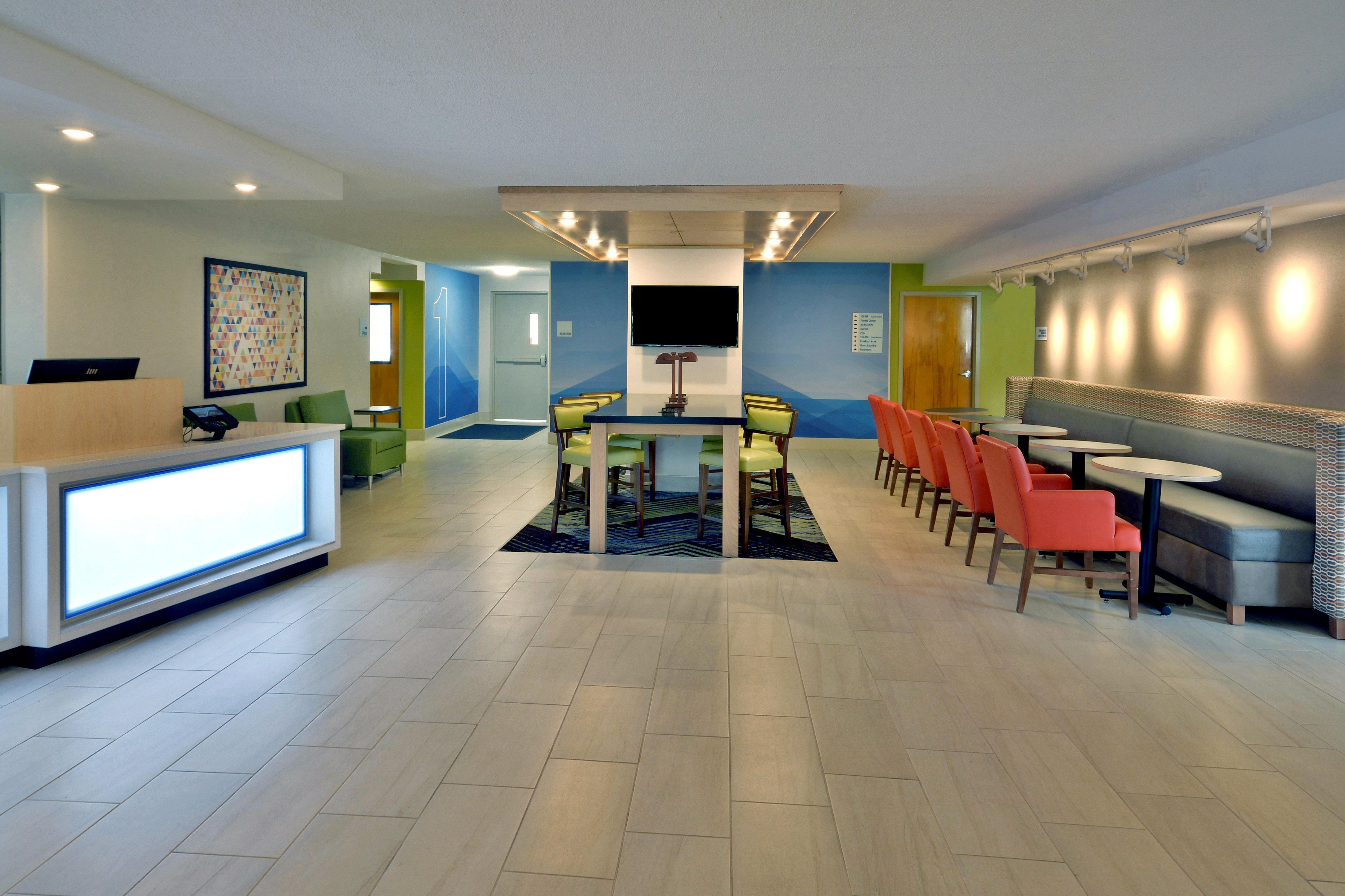 Holiday Inn Express Danville By Ihg Bagian luar foto