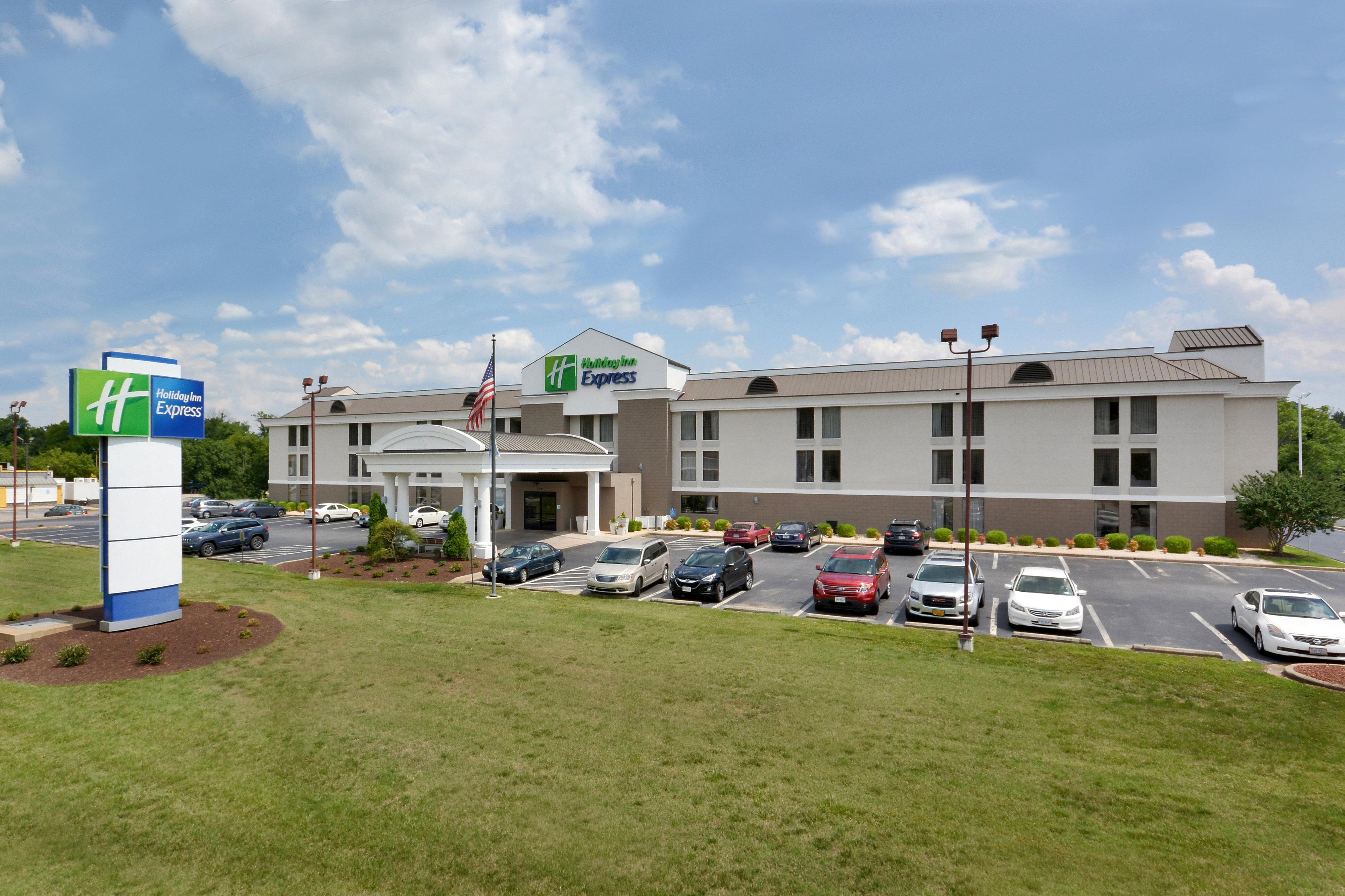 Holiday Inn Express Danville By Ihg Bagian luar foto