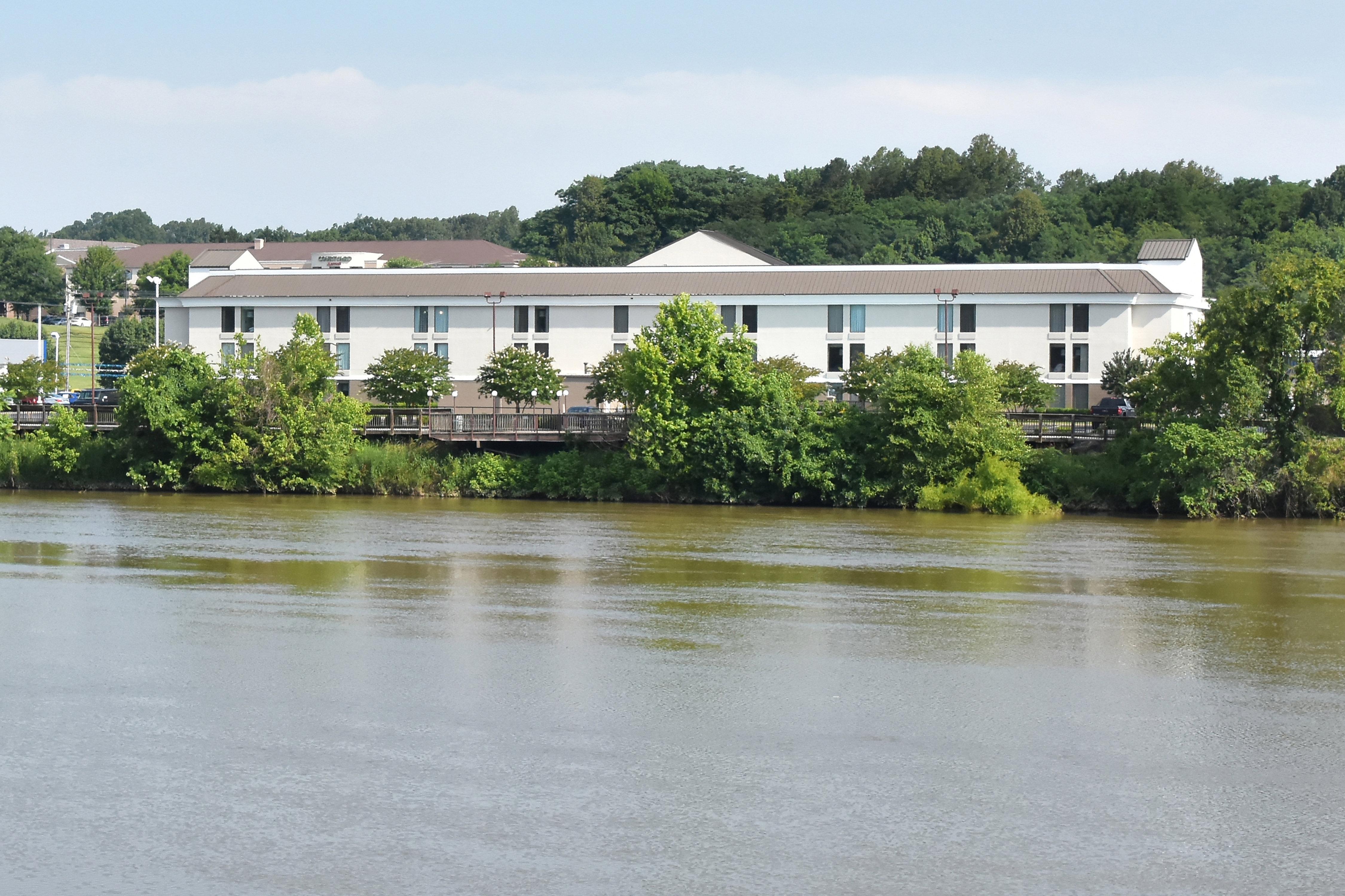 Holiday Inn Express Danville By Ihg Bagian luar foto
