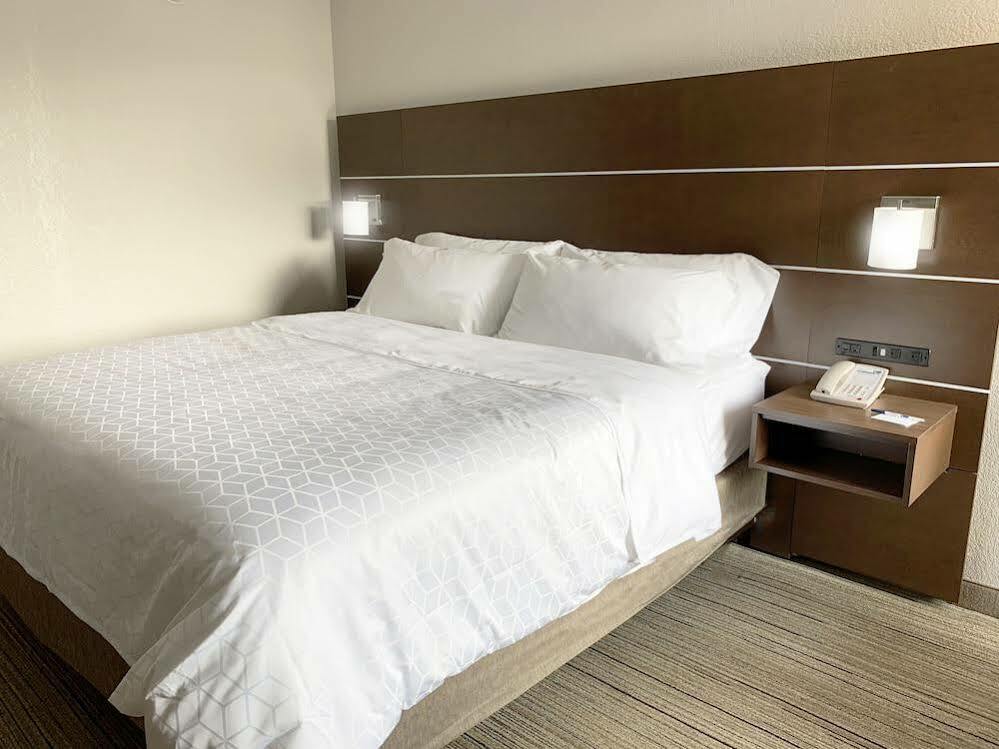 Holiday Inn Express Danville By Ihg Bagian luar foto